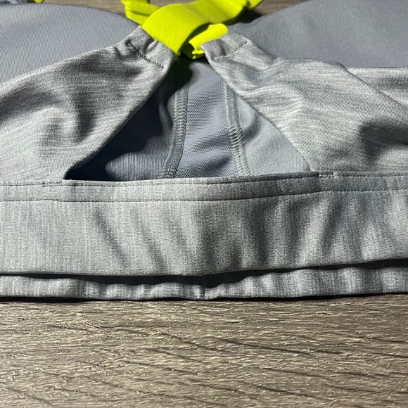 Under Armour Seamless Low Impact Long Sports Bra Womens Medium Cross-Back Straps - Picture 7 of 7